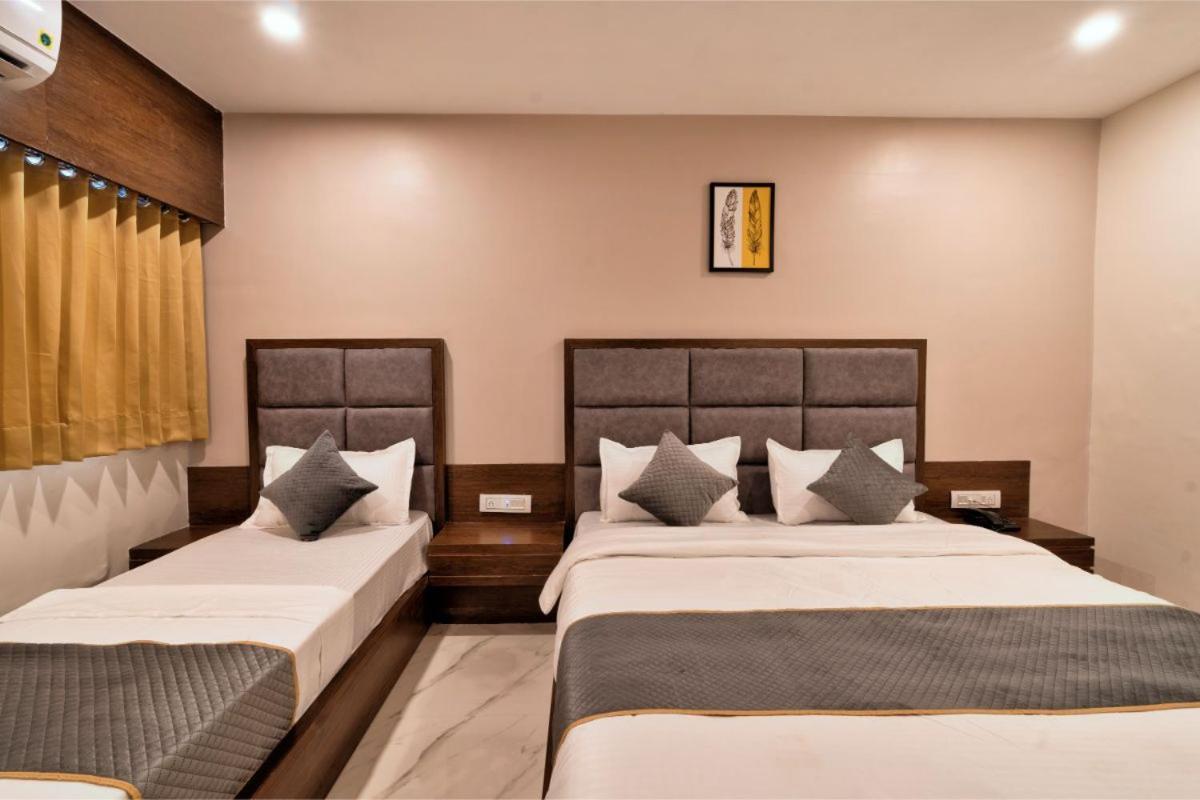 Hotel Royal 24 Ahmedabad Exteriör bild